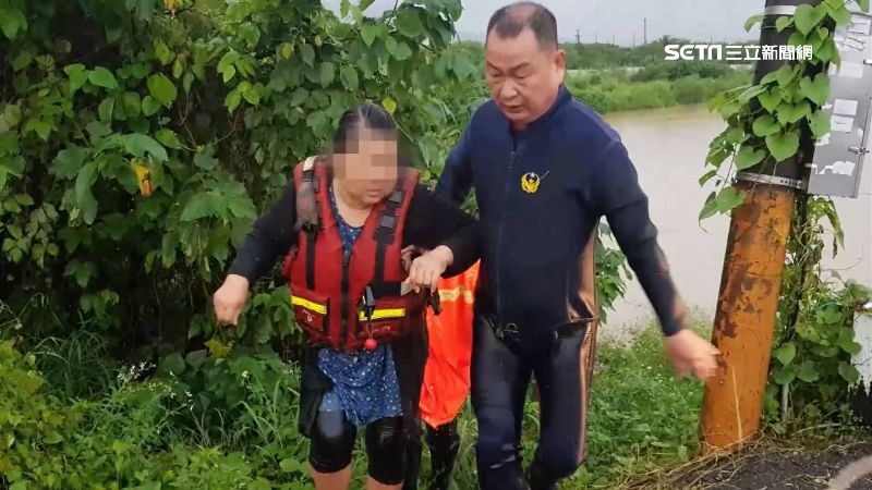 恆春民宅淹水　婦人開車受困驚險救援