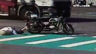 老翁疑搶黃燈　遭撞倒地機車自轉1圈