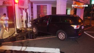 轉彎車疑未讓直行車　衝進旅行社騎樓