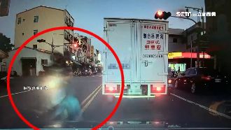 轎車紅燈被砲彈式衝撞　反遭騎士索賠