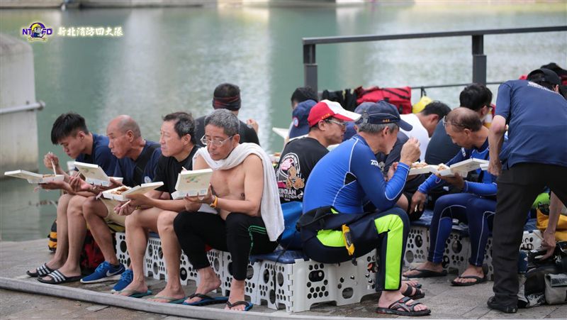 踩船失蹤2缺1　搜救員匆忙扒飯感人