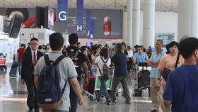 香港7日再有「反送中」支持者呼籲堵塞機場交通的行動，旅客要經檢查登機證和旅遊證件才能進入機埸大廳。中央社記者張謙香港攝 108年9月7日