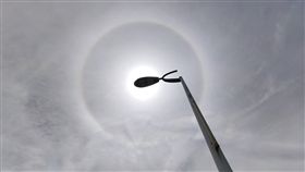 台東7日中午12時許天空出現日暈，一圈七彩光環圍繞太陽，光暈十分清楚。中央社記者張祈攝　108年9月7日