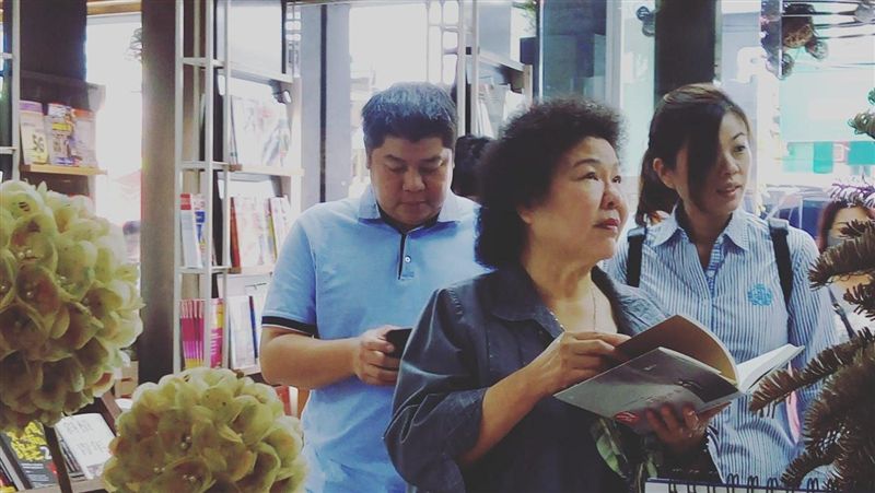不受胖周瑜影響　陳菊逛書店網喊這句