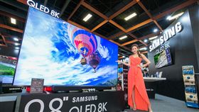 圖／三星提供,三星98寸電視民眾欣賞