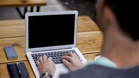 筆電,電腦,追劇,打遊戲,MacBook（示意圖／翻攝自Pixabay）