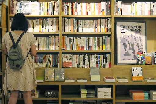 大稻埕開書店 青鳥居所正式開幕(3)位於台北大稻埕的書店「青鳥居所」7日正式開幕,預定藏書6000本,包含文藝(音樂、電影、藝術、建築、表演攝影)、文學、思想與生活風格,書櫃也將分成5大主題。中央社記者陳政偉攝 108年9月7日