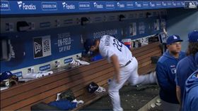 ▲柯蕭（Clayton Kershaw）4局挨轟失3分，本季首度投不滿5局，下場怒踹冰桶。（圖／翻攝自MLB官網）