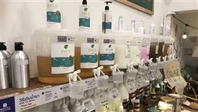 位於曼谷空鐵安努站（Onut）附近的Refill Station是泰國第一間無包裝商店，顧客必須自己帶著容器來購買洗衣精等商品，再秤重計價。中央社記者呂欣憓曼谷攝　108年9月7日