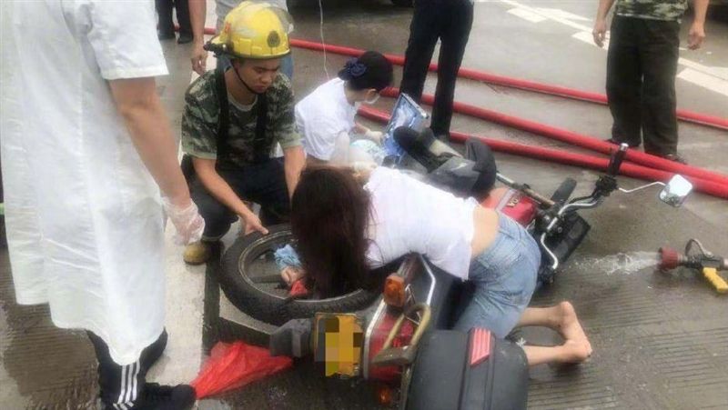 女騎車外套反穿　手臂遭「扭成麻花」