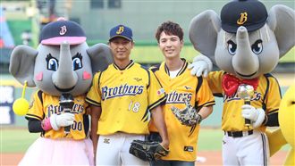 中職／K歌之王！陳勢安開球又開唱