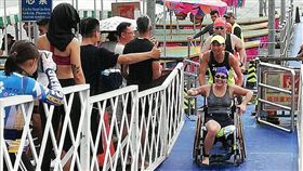 ▲林睦卿（中）與隊友楊乃光（左）和游富強共同完賽。（圖／中華民國鐵人三項協會提供）