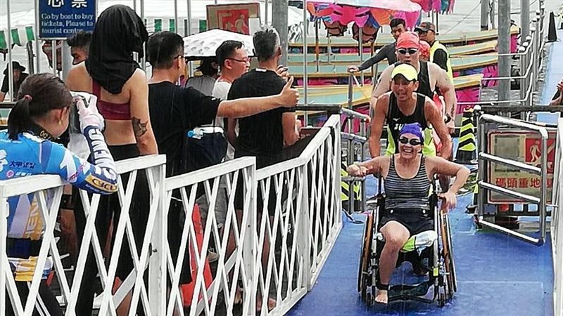 她骨癌截肢　鐵人三項感人完賽