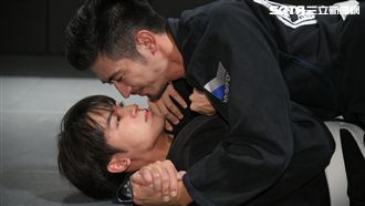 肉搏肌肉男！小樂遭「硬壓」秒飄腐味