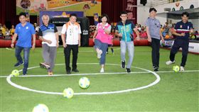 ▲地方民代與小朋友競技。（圖／迷你足球協會提供）