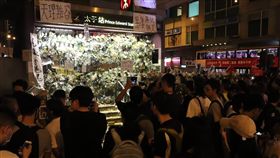 抗議無差別襲擊  反送中民眾聚集旺角警署香港反送中示威者7日晚間再次聚集旺角警署周邊，抗議8月31日港鐵太子站的車廂無差別襲擊市民事件。圖為儘管港府證實31日無致死個案，但示威者仍送上鮮花「悼念死者」。中央社記者張謙香港攝　108年9月7日
