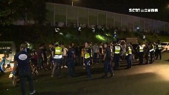 20人聚鴻海總部旁…草叢驚藏西瓜刀