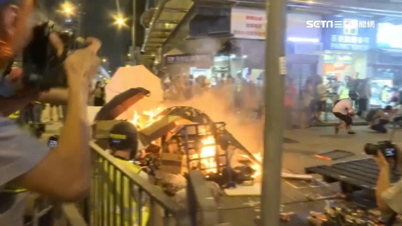示威者再聚集旺角！男遭警棍爆頭血流
