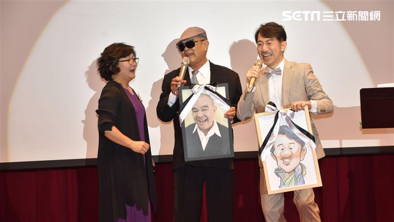 阿伯出遠門旅行！帶遺照面對畢業人生