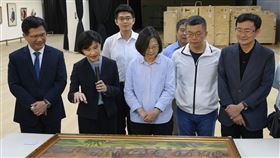 蔡總統走訪國美館　賞順天美術館捐贈館藏總統蔡英文（前中）7日走訪台中，由文化部長鄭麗君（前左2）、交通部長林佳龍（前左）、立法院副院長蔡其昌（前右2）等人陪同，到國立台灣美術館欣賞順天美術館所捐贈館藏。（國立台灣美術館提供）中央社記者蕭博陽台中傳真　108年9月7日