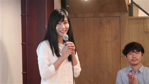 大稻埕開書店 青鳥居所正式開幕(1)座落於台北大稻埕的書店「青鳥居所」7日正式開幕,青鳥書店創辦人蔡瑞珊(左)說,青鳥居所是間探索思想起點的書店,回到初衷,她的信念很堅定,覺得書店應該要有台灣人需要的溫度。中央社記者陳政偉攝 108年9月7日