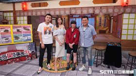 主持人庹宗康與來賓林曜晟、劉璇、關關合照
康哥試戴新款潮流墨鏡。
劉璇試戴墨鏡讓康哥都說好看。