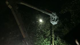 風暴多利安（Dorian）襲擊加拿大大西洋沿岸地區，吹倒樹木、造成逾37萬人沒電可用，諾瓦斯科細亞省首府哈利法克斯（Halifax）市區一個建築起重機也被吹翻。（圖／翻攝自推特）