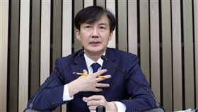 南韓法務部長候選人曹國在韓國首爾國民議會回答記者提問。(圖/美聯社)