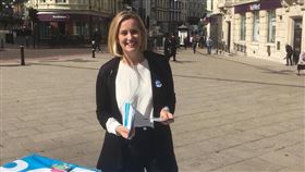 英國首相強生開除21位跑票國會議員的黨籍後，就業暨退休保障大臣魯德（圖）7日請辭閣員職位與黨職。（圖／翻攝自facebook.com/amberruddofficial）