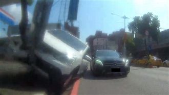 驚悚影片曝！男硬鑽想超車、撞樹翻覆