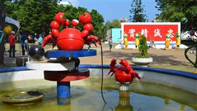 澎湖廢棄營區活化再利用（1）澎湖鼎灣營區原本是澎湖防區的裝騎部隊，在駐軍日益減少下移防至五德等營區後，營區閒置，縣府爭取撥用規劃作為澎湖藝術村，歷經近半年環境整理與綠美化的首期工程完成，讓原本荒蕪的營區，成為一處完善的休閒空間。中央社  108年9月8日