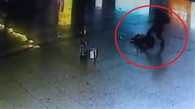 中國,哈爾濱,車站,搭訕,爆打 （圖／翻攝自微博）