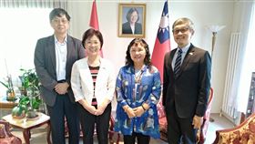 立委訪駐土耳其代表處立法委員吳焜裕（左起）、尤美女、陳曼麗訪土耳其，4日赴駐土耳其代表處，由駐土耳其代表鄭泰祥（右）接待。（立委尤美女提供）中央社記者何宏儒伊斯坦堡傳真  108年9月8日