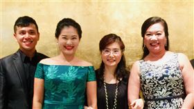 席慕蓉詩作錢南章入樂  文壇樂壇強強攜手（1）為推廣當代藝術歌曲，鋼琴家葉青青（右2）化身製作人，催生多場詩人與作曲家音樂會，今年邀請男高音林義偉（左）、女高音黃莉錦（左2）與女高音林孟君（右）共同合作「請給我一首歌—錢南章藝術歌曲（全場席慕蓉詩選）」，希望透過這樣的音樂會形式，讓樂迷對於詩人或作曲家的風格有更進一步的認識。（葉青青提供）中央社記者趙靜瑜傳真  108年9月8日