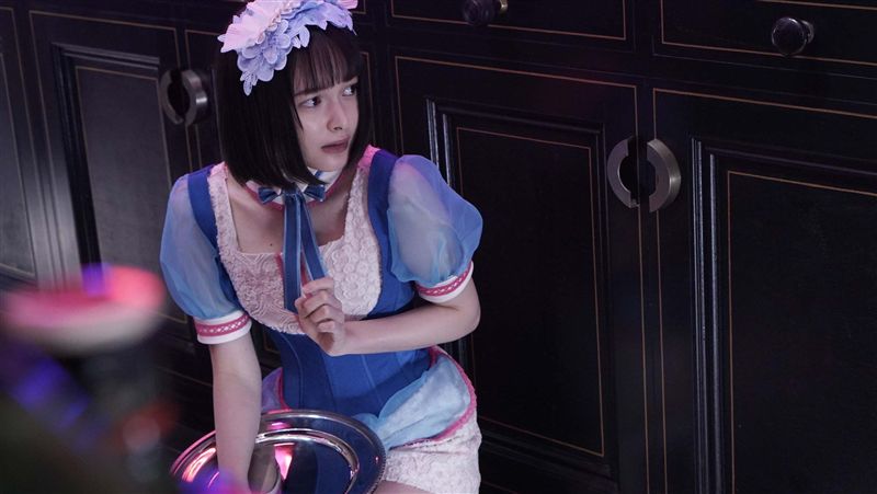 混血性感女星　慘遭賤賣為奴遭摸全身