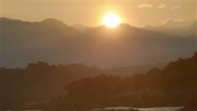 嘉義八掌溪畔見美景嘉義地區7日晚間一場大雨增添能見度，葉姓民眾看準好天氣必有好景色，8日天未亮就動身前往台三線嘉義縣番路鄉八掌溪畔的吳鳳橋，捕捉八掌溪畔的玉山日出美景。（葉姓民眾提供）中央社記者葉子綱傳真  108年9月8日