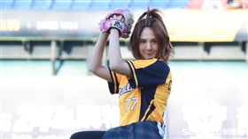 郭靜幫中信兄弟開球。（圖／記者王怡翔攝影）