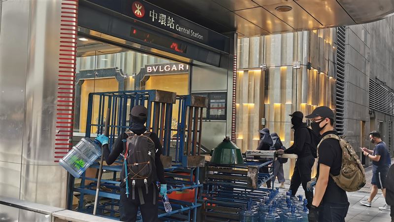 上萬港人聚集美領館！中環地鐵遭破壞