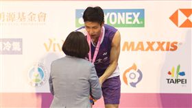 周天成台北羽賽封王  蔡總統親自頒獎台灣羽球一哥周天成（後）8日在台北羽球公開賽決賽奪勝，收下在此賽事第3座男單冠軍，賽後由總統蔡英文（前）親自頒發獎牌。中央社記者張新偉攝  108年9月8日