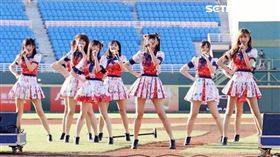 AKB48 Team TP「孩之寶」趴唱進桃園棒球場。（圖／Lamigo提供）