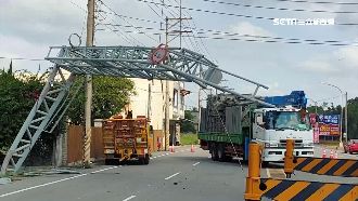 吊臂未收撞電台傳輸線　貨車恐賠百萬