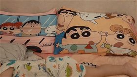  家中有小朋友的話，免不了會出現一些卡通圖案的用品，一名媽媽就在臉書抱怨，表示自己幫小孩買了「蠟筆小新」的枕頭套，但老公卻說怕兒子長大以後變得跟小新一樣調皮，氣得跟她講「妳好歹也買柯南的，柯南比較聰明」，讓她覺得相當傻眼，反問對方「所以~換花輪的會變得跟他一樣有錢囉？」逗趣對話意外讓網友笑翻。（圖／翻攝自爆怨公社）