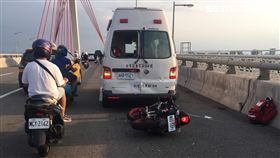 台北市大直橋救護車遭追撞現場（讀者提供）