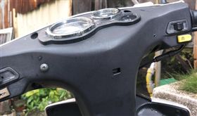 機車莫名被鎖「神秘螺絲釘」（圖／翻攝自爆怨公社臉書）