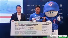 棒協理事長辜仲諒購買第一張門票。（圖／記者王怡翔攝影）