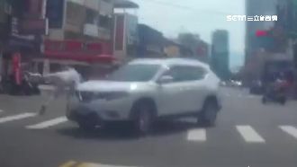 翁過斑馬線遭撞！目擊婦驚喊阿彌陀佛