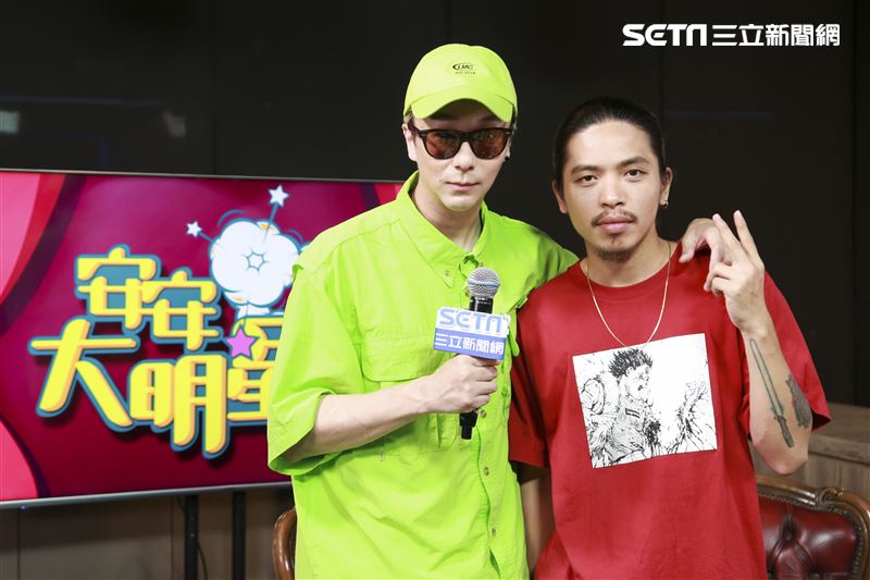 金鐘視覺設計總監廖人帥、平面視覺設計吳建龍接受三立新聞網專訪。（圖／記者林士傑攝影）