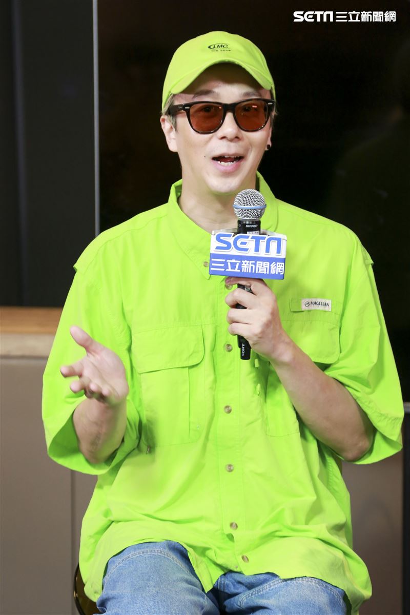 金鐘視覺設計總監廖人帥、平面視覺設計吳建龍接受三立新聞網專訪。（圖／記者林士傑攝影）