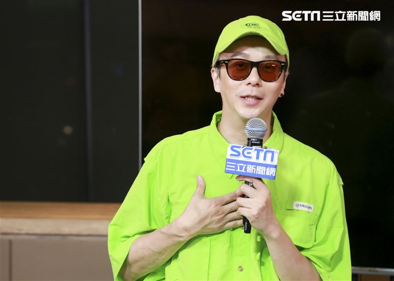 金鐘視覺設計總監廖人帥、平面視覺設計吳建龍接受三立新聞網專訪。（圖／記者林士傑攝影）