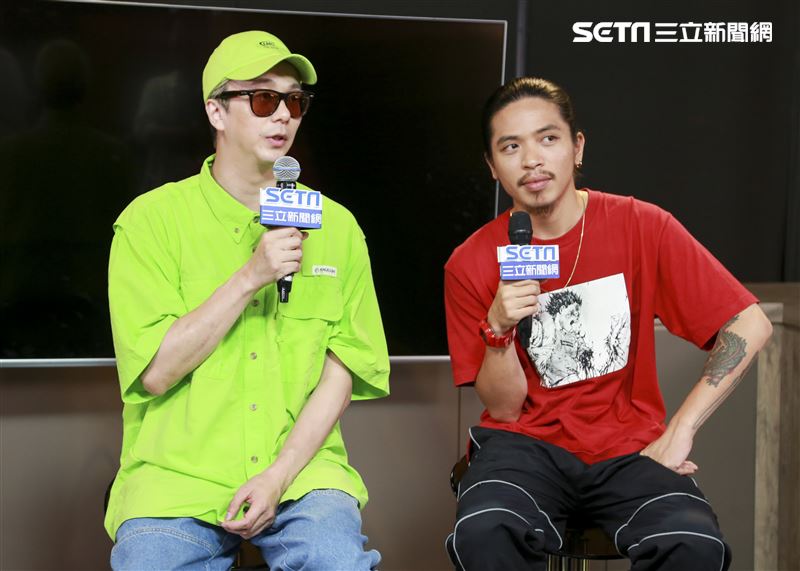 金鐘視覺設計總監廖人帥、平面視覺設計吳建龍接受三立新聞網專訪。（圖／記者林士傑攝影）